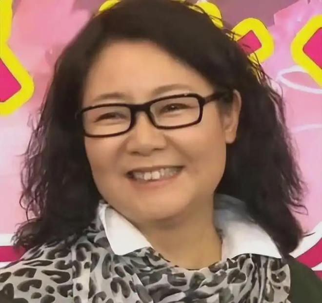 饭帅气丈夫甘当“家庭主夫”把她宠成宝开元棋牌app结婚34年只生孩子不做(图2)