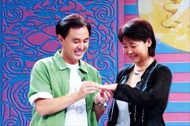 饭帅气丈夫甘当“家庭主夫”把她宠成宝开元棋牌app结婚34年只生孩子不做(图7)