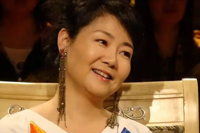 饭帅气丈夫甘当“家庭主夫”把她宠成宝开元棋牌app结婚34年只生孩子不做(图11)