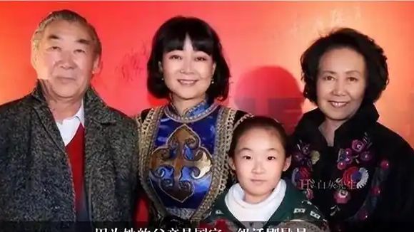 饭帅气丈夫甘当“家庭主夫”把她宠成宝开元棋牌app结婚34年只生孩子不做(图12)