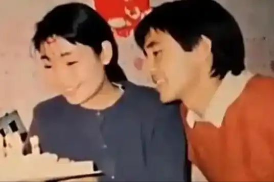 饭帅气丈夫甘当“家庭主夫”把她宠成宝开元棋牌app结婚34年只生孩子不做(图17)